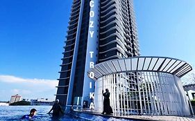 Sky Cozy Troika Residence, 1 Bedroom 4-6 Pax, 2 Bedrooms 6-8 Pax, Pool Vew, Sky & City View, Free Parking, Pool, Unlimited Wifi & Netflix